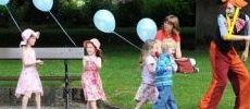 230x100_clown_and_group_children_park