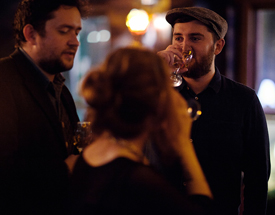 Explore historical sites and enjoy excellent Irish whiskey in the pubs of Dublin City. Visitors tasting Irish whiskey in Dublin